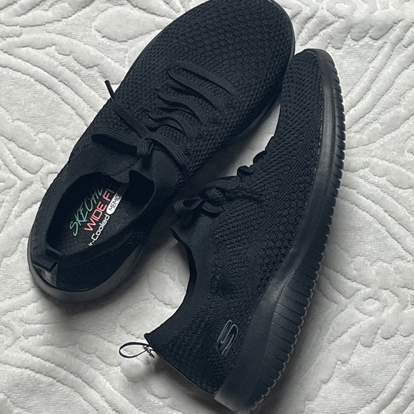 Sketchers wide fit slip on shoes - Picture 1 of 9